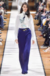 Palazzo azul eléctrico de Lanvin otoño/invierno 2017/2018 en la Paris Fashion Week