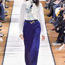 Palazzo azul eléctrico de Lanvin otoño/invierno 2017/2018 en la Paris Fashion Week