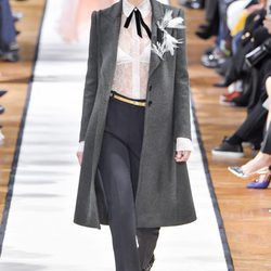 Bella Hadid desfilando para Lanvin otoño/invierno 2017/2018 en la Paris Fashion Week