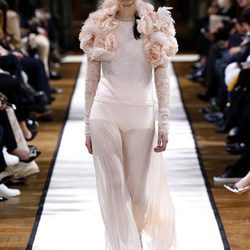 Vestido rosa cuarzo de Lanvin otoño/invierno 2017/2018 en la Paris Fashion Week