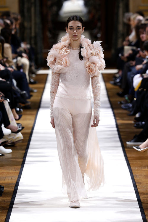 Vestido rosa cuarzo de Lanvin otoño/invierno 2017/2018 en la Paris Fashion Week