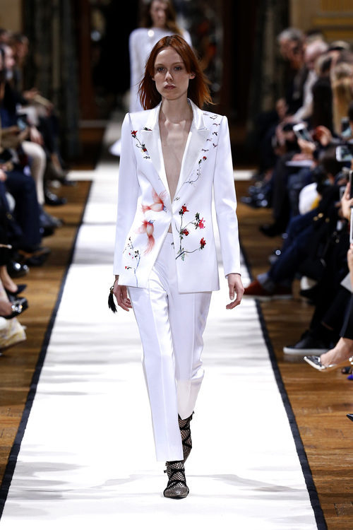 Traje de chaqueta blanco de Lanvin otoño/invierno 2017/2018 en la Paris Fashion Week
