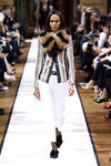 Joan Smalls desfilando para Lanvin otoño/invierno 2017/2018 en la Paris Fashion Week