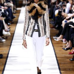 Joan Smalls desfilando para Lanvin otoño/invierno 2017/2018 en la Paris Fashion Week
