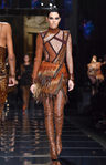 Kendall Jenner desfilando para Balmain otoño/invierno 2017/2018 en la Paris Fashion Week
