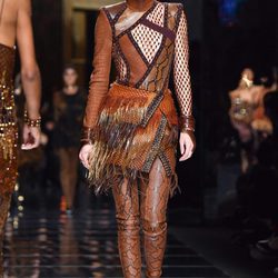 Kendall Jenner desfilando para Balmain otoño/invierno 2017/2018 en la Paris Fashion Week