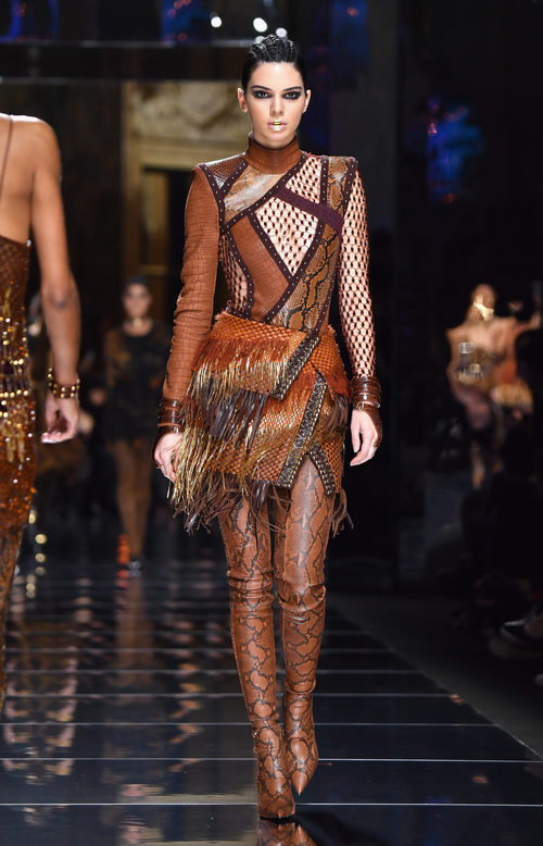 Kendall Jenner desfilando para Balmain otoño/invierno 2017/2018 en la Paris Fashion Week