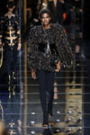 Abrigo de plumas de Balmain otoño/invierno 2017/2018 en la Paris Fashion Week