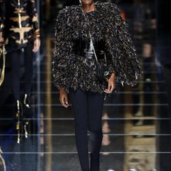 Abrigo de plumas de Balmain otoño/invierno 2017/2018 en la Paris Fashion Week