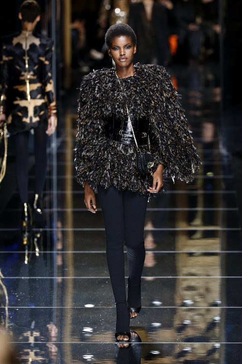 Abrigo de plumas de Balmain otoño/invierno 2017/2018 en la Paris Fashion Week