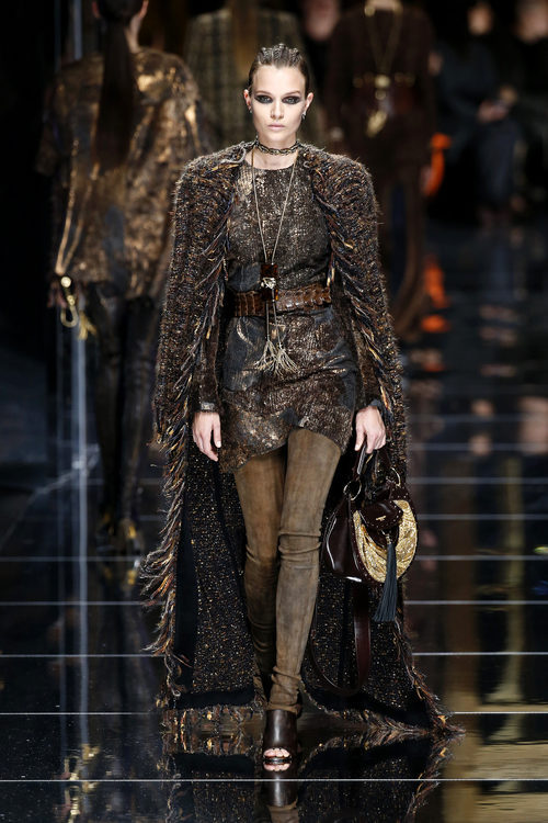 Abrigo con capa de Balmain otoño/invierno 2017/2018 en la Paris Fashion Week