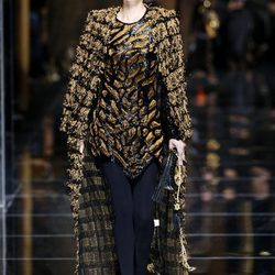 Abrigo largo de Balmain otoño/invierno 2017/2018 en la Paris Fashion Week