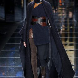 Capa azul marino de Balmain otoño/invierno 2017/2018 en la Paris Fashion Week