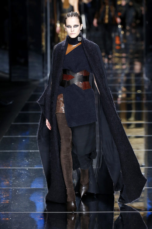 Capa azul marino de Balmain otoño/invierno 2017/2018 en la Paris Fashion Week