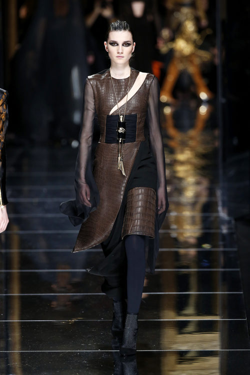 Chaqueta de piel de cocodrilo de Balmain otoño/invierno 2017/2018 en la Paris Fashion Week