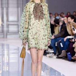 Vestido de estampado floral de Chloé otoño/invierno 2017/2018 en la Paris Fashion Week