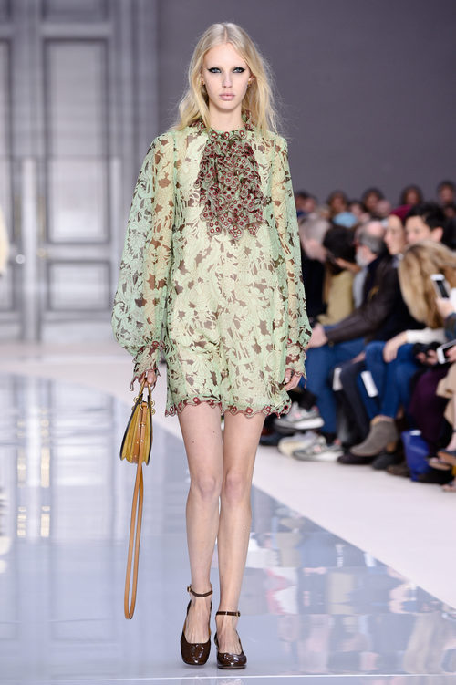 Vestido de estampado floral de Chloé otoño/invierno 2017/2018 en la Paris Fashion Week