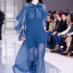Vestido azul de Chloé otoño/invierno 2017/2018 en la Paris Fashion Week