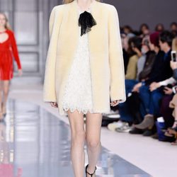 Abrigo de corte mini de Chloé otoño/invierno 2017/2018 en la Paris Fashion Week