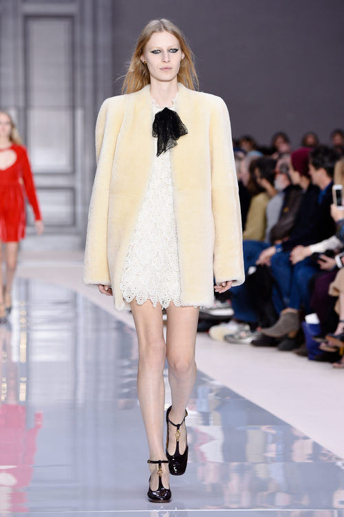 Abrigo de corte mini de Chloé otoño/invierno 2017/2018 en la Paris Fashion Week