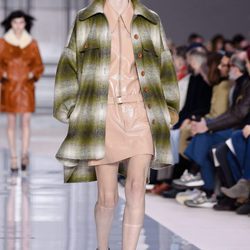 Abrigo de cuadros de Chloé otoño/invierno 2017/2018 en la Paris Fashion Week