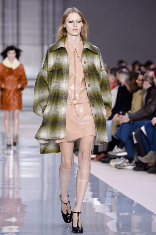 Abrigo de cuadros de Chloé otoño/invierno 2017/2018 en la Paris Fashion Week