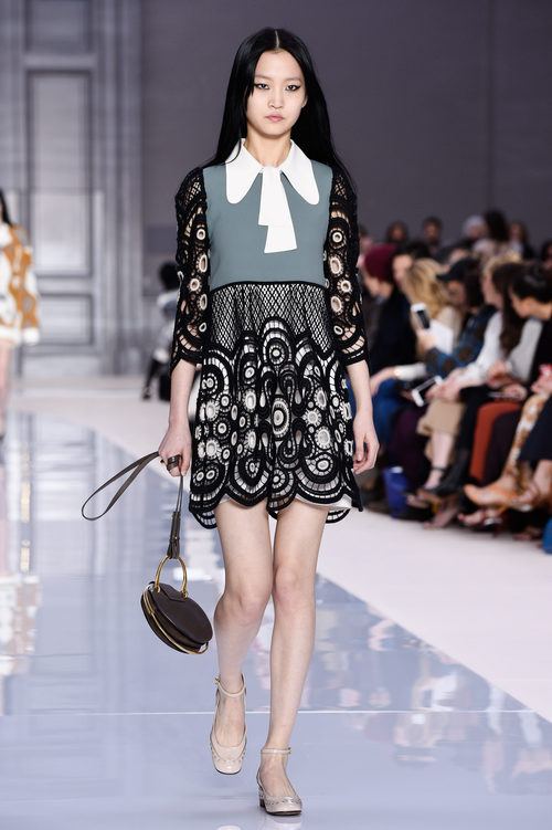 Vestido de encaje de Chloé otoño/invierno 2017/2018 en la Paris Fashion Week