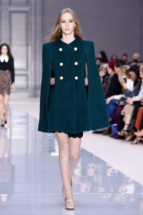 Abrigo aguamarina de Chloé otoño/invierno 2017/2018 en la Paris Fashion Week
