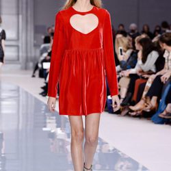 Vestido de terciopelo rojo de Chloé otoño/invierno 2017/2018 en la Paris Fashion Week
