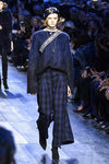 Pantalón de cuadros y jersey azul de Christian Dior de la colección otoño/invierno 2017/2018 en Paris Fashion Week