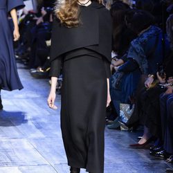 Vestido negro largo de Dior de la colección otoño/invierno 2017/2018 en Paris Fashion Week