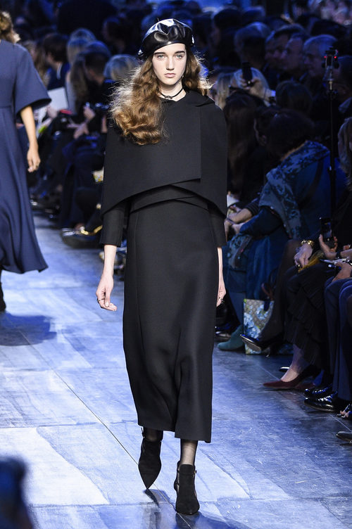 Vestido negro largo de Dior de la colección otoño/invierno 2017/2018 en Paris Fashion Week