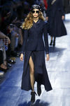 Conjunto chaqueta y falda azul de Dior de la colección otoño/invierno 2017/2018 en Paris Fashion Week