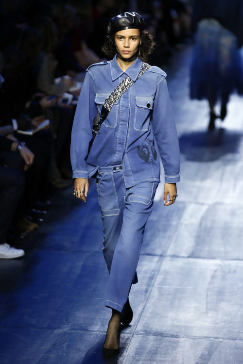 Conjunto camisa y pantalón denim de Dior de la colección otoño/invierno 2017/2018 en Paris Fashion Week