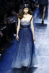 Vestido azul degradado de tirantes de Dior de la colección otoño/invierno 2017/2018 en Paris Fashion Week