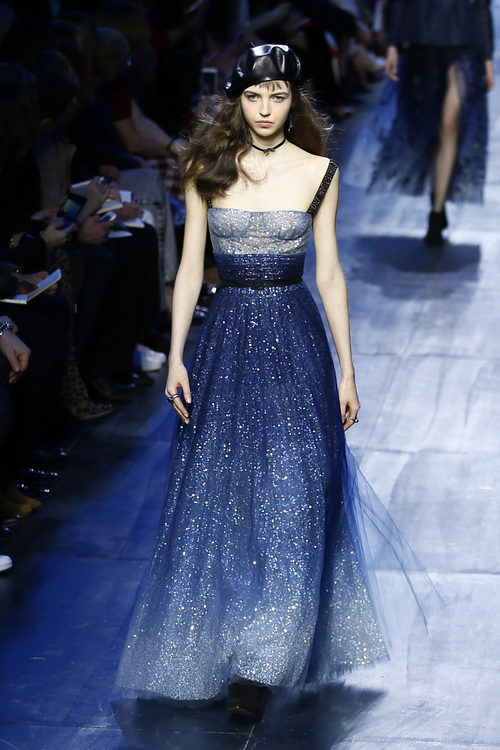 Vestido azul degradado de tirantes de Dior de la colección otoño/invierno 2017/2018 en Paris Fashion Week