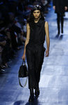 Conjunto negro blusa y pantalón de Dior de la colección otoño/invierno 2017/2018 en Paris Fashion Week