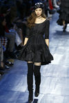 Vestido corto negro y botas altas de Dior de la colección otoño/invierno 2017/2018 en Paris Fashion Week