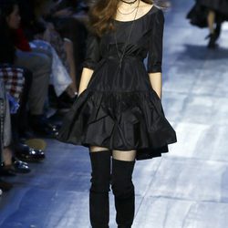 Vestido corto negro y botas altas de Dior de la colección otoño/invierno 2017/2018 en Paris Fashion Week