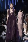 Vestido en color berenjena de Elie Saab de la colección otoño/invierno 2017/2018 en París Fashion Week