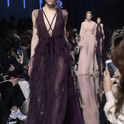 Vestido en color berenjena de Elie Saab de la colección otoño/invierno 2017/2018 en París Fashion Week