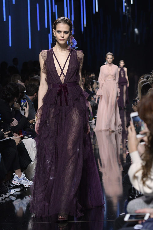 Vestido en color berenjena de Elie Saab de la colección otoño/invierno 2017/2018 en París Fashion Week