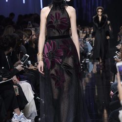 Vestido con transparencias de Elie Saab de la coleccion otoño/invierno 2017/2018 en París Fashion Week