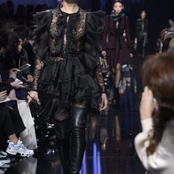 Traje con volantes de Elie Saab de la colección otoño/invierno 2017/2018 en París Fashion Week