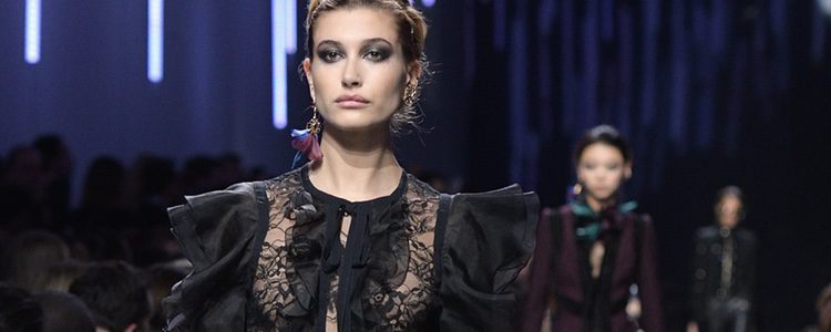 Traje con volantes de Elie Saab de la colección otoño/invierno 2017/2018 en París Fashion Week