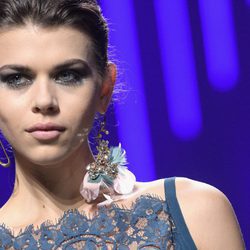 Pendiente de diseño floral de Elie Saab de la colección otoño/invierno 2017/2018 en París Fashion Week