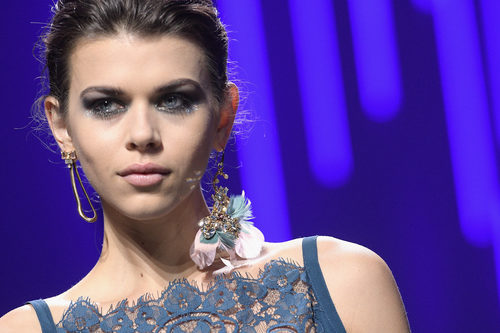 Pendiente de diseño floral de Elie Saab de la colección otoño/invierno 2017/2018 en París Fashion Week