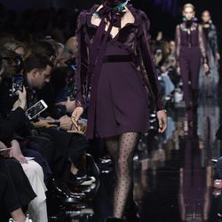 Vestido con terciopelo de Elie Saab de la colección otoño/invierno 2017/2018 en París Fashion Week
