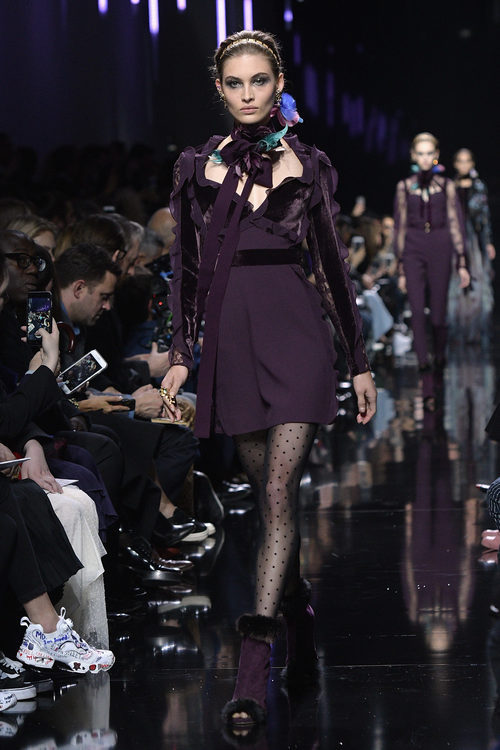Vestido con terciopelo de Elie Saab de la colección otoño/invierno 2017/2018 en París Fashion Week