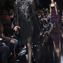 Cazadora de cuero de Elie Saab de la colección otoño/invierno 2017/2018 en París Fashion Week